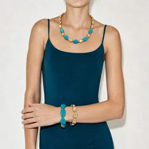 Set collana e bracciale di perle in acrilico irregolare vintage, gioielli turchese e oro eleganti.