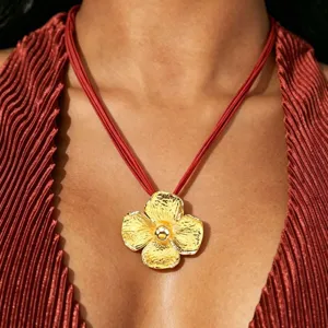 Chique gouden vierbladige bloem hanger ketting met rood koord ketting voor damesmode.