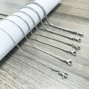 Detailweergave van RVS slangenketting, prachtige metaalstructuur en fijne schakels goed zichtbaar.