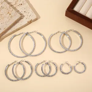 Gedetailleerd overzicht van strass C-vormige oorringen set in verschillende maten, chique stijl.