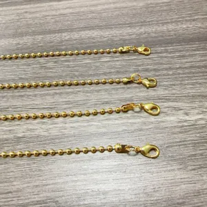 Detailopname vergulde kogelketting met karabijnsluiting, modieuze koperen sieraden voor dames.