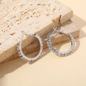 Zilveren strass creolen detail weergave, minimalistische sprankelende kristal oorbellen.