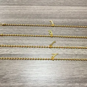 Gouden bolletjesketting armband met letterbedels, stijlvolle en stapelbare damessieraden voor dagelijks.