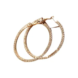 Mooie schitterende strass C-vormige creolen voor vrouwen, elegante gouden sieraden.