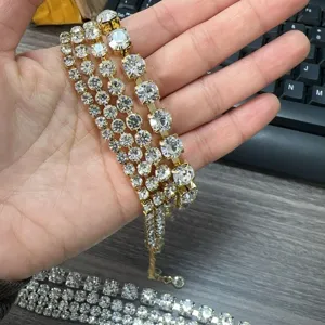 Gouden strass klauwketting armband detail met schitterend meerlaags kristal ontwerp.