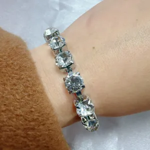 Close-up detailopname van een prachtig sprankelende strass tennisarmband om de pols mooi.