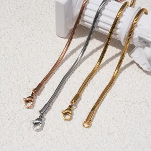 Gedetailleerde close-up van meerkleurige titanium stalen ronde slangkettingen voor DIY sieraden.