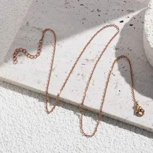 Gedetailleerd overzicht van roségouden roestvrijstalen O-ketting, minimalistisch.