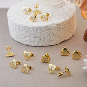 Vergulde hart alfabet oorknopjes met glinsterende strass-steentjes, chique sieraden.