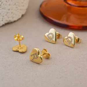 Vergulde hartvormige oorknopjes met schitterende strass steentjes en leuk design.