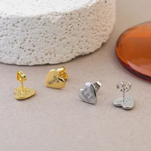 Chique hartvormige letter oorknopjes met sprankelende stenen, elegante metalen afwerking.