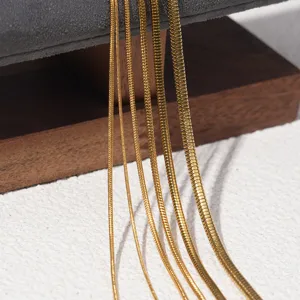 Gouden slangketting halsketting detail close-up, premium titanium staal diy sieraden.