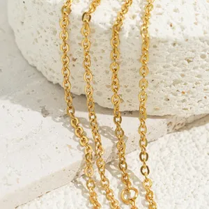 Gedetailleerd overzicht van gouden roestvrijstalen O-ketting, minimalistisch sieraad.