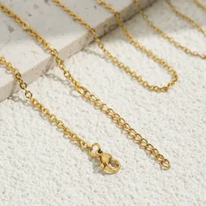 Close-up van gouden roestvrijstalen O-ketting halsketting detail met karabijnsluiting.