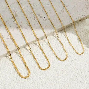 Gedetailleerd overzicht van de gouden O-ketting van roestvrij staal, eenvoudig dagelijks.