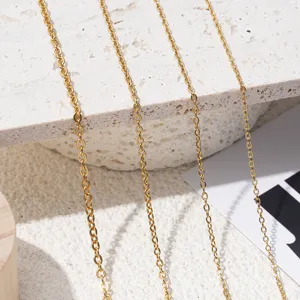 Detailopname van roestvrijstalen O-ketting, minimalistisch metalen halskettingdetail, dagelijks sieraad.