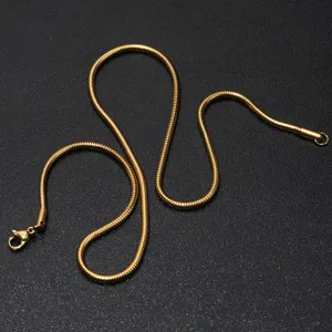Detail van de gouden ronde slangenketting van roestvrij staal, premium halsketting schakel.