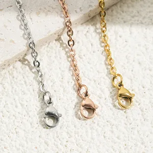 Close-up detail van roestvrijstalen O-ketting met karabijnsluiting in zilver, goud en roségoud.