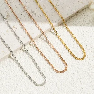 Detailopname van de roestvrijstalen O-ketting met verschillende kleurrijke metalen schakels.