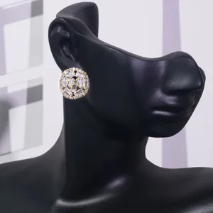 Detail ronde koperen zirkonia oorknopjes, fonkelende luxe mode sieraden prachtig.