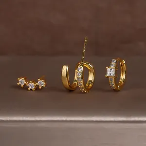 Gedetailleerde close-up van vergulde koperen zirkonia oorbellen set, elegante glans.
