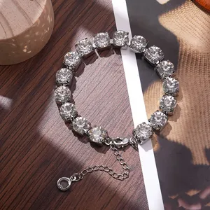 Detailopname van een sprankelende strass tennisarmband, elegant zilverkleurig kristalontwerp.
