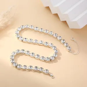 Detailopname van een sprankelende strass-klauwkettingarmband met schitterende kristallen.