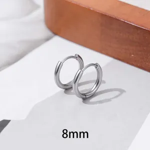 Detailopname van zilveren titanium stalen créoles oorbellen, 8mm groot, strak minimalistisch design.