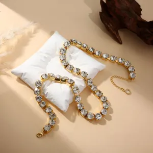 Detailopname van gouden strass klauwketting met sprankelende kristallen en fijne schakels.