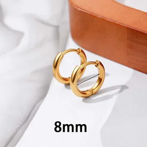 Close-up detailopname van de 8 mm gouden titanium stalen oorringen, eenvoudig en chic.