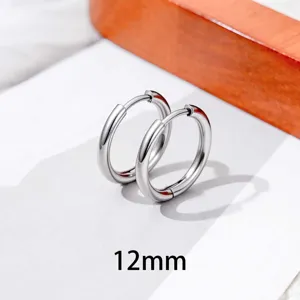 Gedetailleerd close-upoverzicht van 12 mm titanium stalen créoles, met prachtige fijne polijsting.