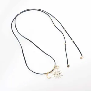 Collar largo bohemio con colgante de luna y sol, cordón de ante negro y abalorios mujer.
