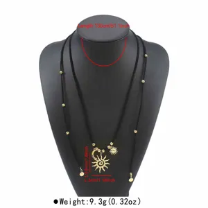 Collar largo bohemio con cordón negro, cuentas doradas y colgantes sol luna para mujer.