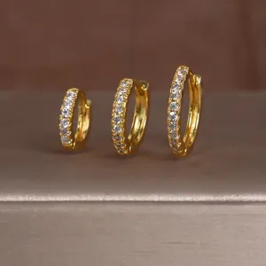 Gedetailleerd overzicht van gouden creolen oorbellen set, elegante modieuze sieraden.