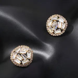 Vergulde ronde oorknoppen ingelegd met sprankelende zirkonia, elegante chique modesieraden.