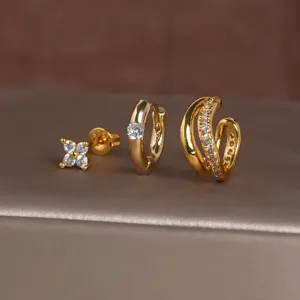 Oorringenset van verguld koper met zirkonia, klavertjevier oorknopjes en oorringen.