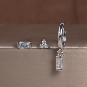 Gedetailleerde close-up van de elegante koperen oorbellen set met sprankelende stenen.