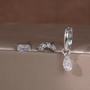 Gedetailleerd overzicht van een driedelige koperen oorbellen set met zirkonia stenen.