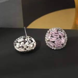Detailopname van elegante ronde oorknopjes met fonkelende roze zirkoniastenen en fijne details.