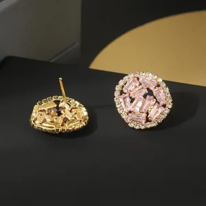 Elegante ronde koperen oorknopjes met roze zirkonia en heldere stenen, luxe stijl.