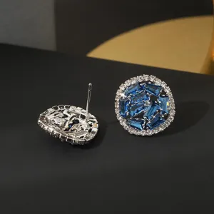 Prachtige ronde oorbellen met blauwe zirkoon en sprankelende strass-steentjes detail.