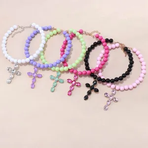 Collana girocollo di perline colorate con ciondolo a croce in strass scintillante donna.