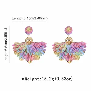 Vista dettagliata di orecchini a fiore in rafia intrecciata colorata con dimensioni.