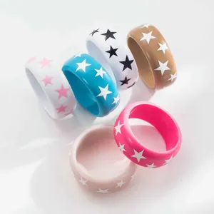 Détail de bracelets en résine colorée avec motif d'étoiles, bijoux style Y2K.