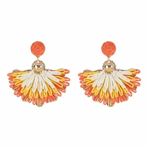 Orecchini a ventaglio boho in rafia artigianale, pendenti colorati intrecciati per le vacanze.