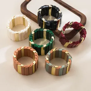Gros plan de bracelets géométriques audacieux en résine acrylique colorée avec détails.