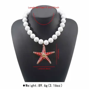 Collana di perle bianche con ciondolo a stella Marina rossa, gioiello da spiaggia elegante.