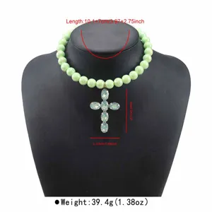 Collana girocollo di perline verdi con splendido pendente a croce in cristallo