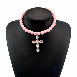 Collana girocollo con perle rosa e ciondolo a croce di cristallo, gioiello Y2K alla moda donna.