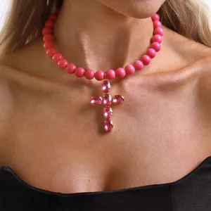 Moderna collana girocollo con perline rosa e pendente a croce con strass per donna